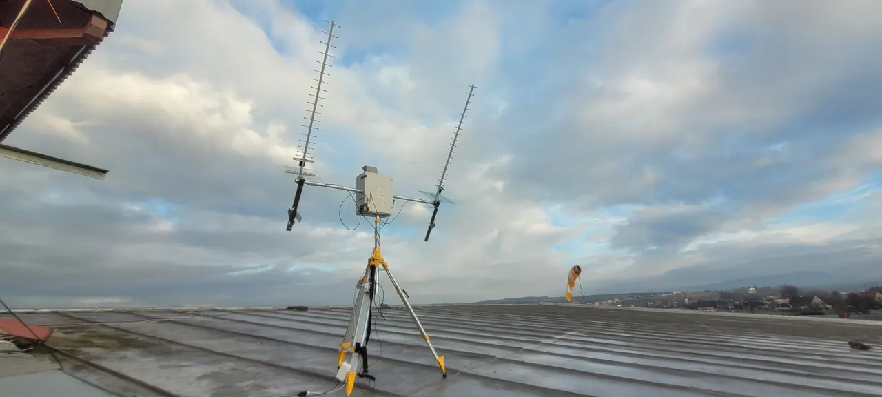 Ground tracking antennas under open sky